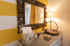 Interior - THE HOME OF JASMINE AND MEDLAR, TO MAKE YOU FEEL AT HOME. (Firenze)