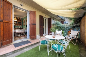 Outdoor dining - THE HOME OF JASMINE AND MEDLAR, TO MAKE YOU FEEL AT HOME. (Firenze)