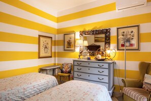 2 bedrooms, iron/ironing board, travel cot, free WiFi - THE HOME OF JASMINE AND MEDLAR, TO MAKE YOU FEEL AT HOME. (Firenze)