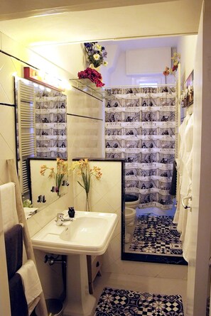 Shower, hair dryer, bidet, towels - THE HOME OF JASMINE AND MEDLAR, TO MAKE YOU FEEL AT HOME. (Firenze)