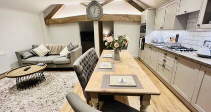 THE HAYLOFT CHESHIRE- A Brand new stunning barn conversion.