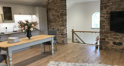 THE HAYLOFT CHESHIRE- A Brand new stunning barn conversion.