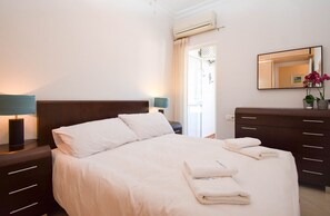 2 bedrooms, in-room safe, iron/ironing board