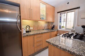 Kühlschrank, Mikrowelle, Ofen, Wasserkocher mit Kaffee-/Teezubehör