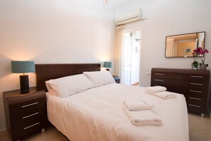 2 soverom, safe på rommet og strykejern/-brett