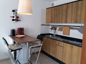 Frigorífico, microondas, placa de cocina y cafetera o tetera