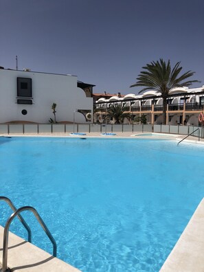 Una piscina al aire libre