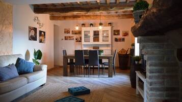 TV, caminetto, libri, impianto stereo