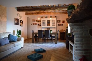 Fernseher, Kamin, Bücher, Stereoanlage