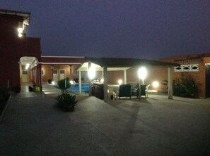 Fachada de la propiedad por la tarde o noche