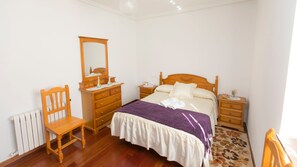 5 bedrooms, iron/ironing board, WiFi, bed sheets