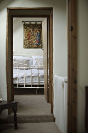 3 bedrooms, iron/ironing board, travel cot, WiFi - White Horse Cottage  with Sauna (Wellow)