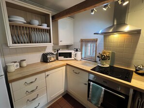 Fridge, microwave, oven, stovetop - White Horse Cottage  with Sauna (Wellow)
