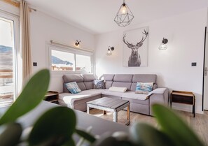 TV, DVD player, table football - Superb 16/18 person apartment with sauna, at the foot of the chairlift, WiFi, table soccer (Les Deux Alpes)