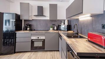 Réfrigérateur, micro-ondes, four, plaque de cuisson