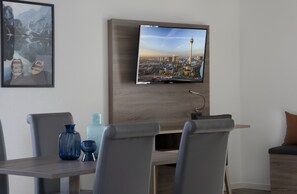 豪華公寓 (Living Room Deluxe) | 房內辦公區