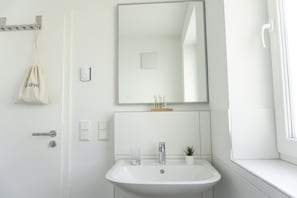 Deluxe Apartment (Living Room Deluxe) | Bathroom