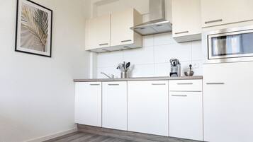 Lemari es besar, microwave, kompor, dan mesin pencuci piring