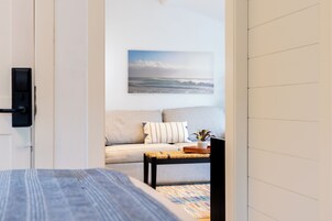 尊荣客房 | 起居区 | 43-英寸纯平电视 （配备有线频道）、电视