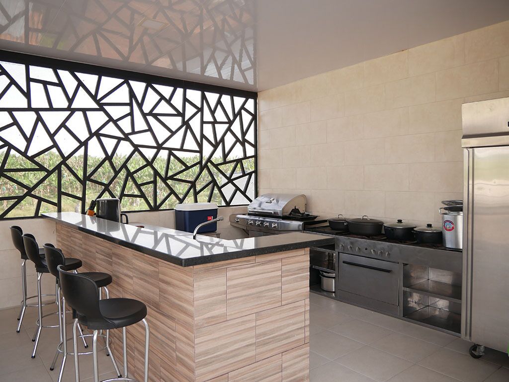 Microondas, cafetera y tetera y utensilios de cocina 