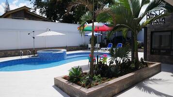 Una piscina al aire libre