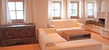 Una sala de estar con un sofá, una mesa de centro de madera y un mueble decorativo.
