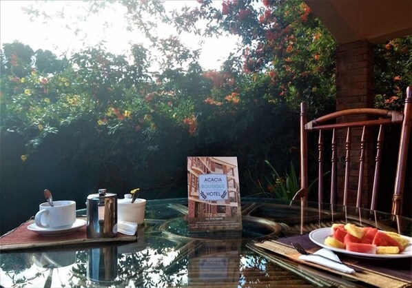 Outdoor dining - Acacia Boutique Hotel (Entebbe)