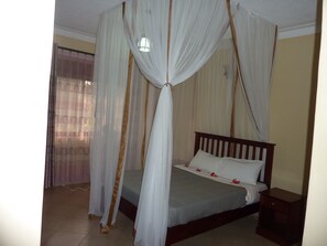 Individually furnished, desk, laptop workspace, free WiFi - Acacia Boutique Hotel (Entebbe)