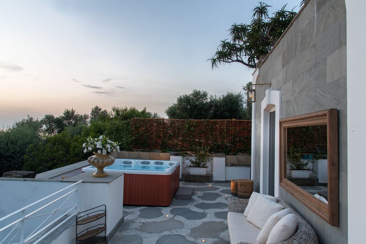 Suite de lujo, vista al mar | Tina de hidromasaje privada