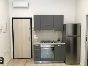 Private kitchen - Apartment with wifi (fiber 1000), bed and sofa bed 2 steps from the center (Bologna)