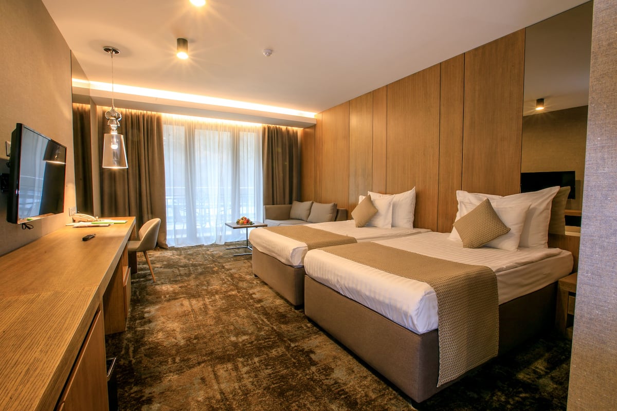 Superior Twin Room | 1 bedroom, minibar, in-room safe, desk
