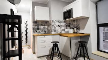 Refrigerador con freezer, microondas, tetera/pava eléctrica