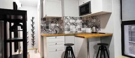 Großer Kühlschrank, Mikrowelle, Wasserkocher