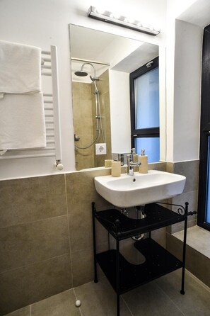 Shower, free toiletries, hair dryer, towels - Heights Accommodation City Center (Bucharest)