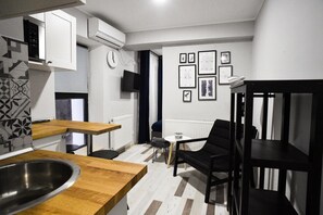 Full-sized fridge, microwave, electric kettle, cookware/dishes/utensils - Heights Accommodation City Center (Bucharest)
