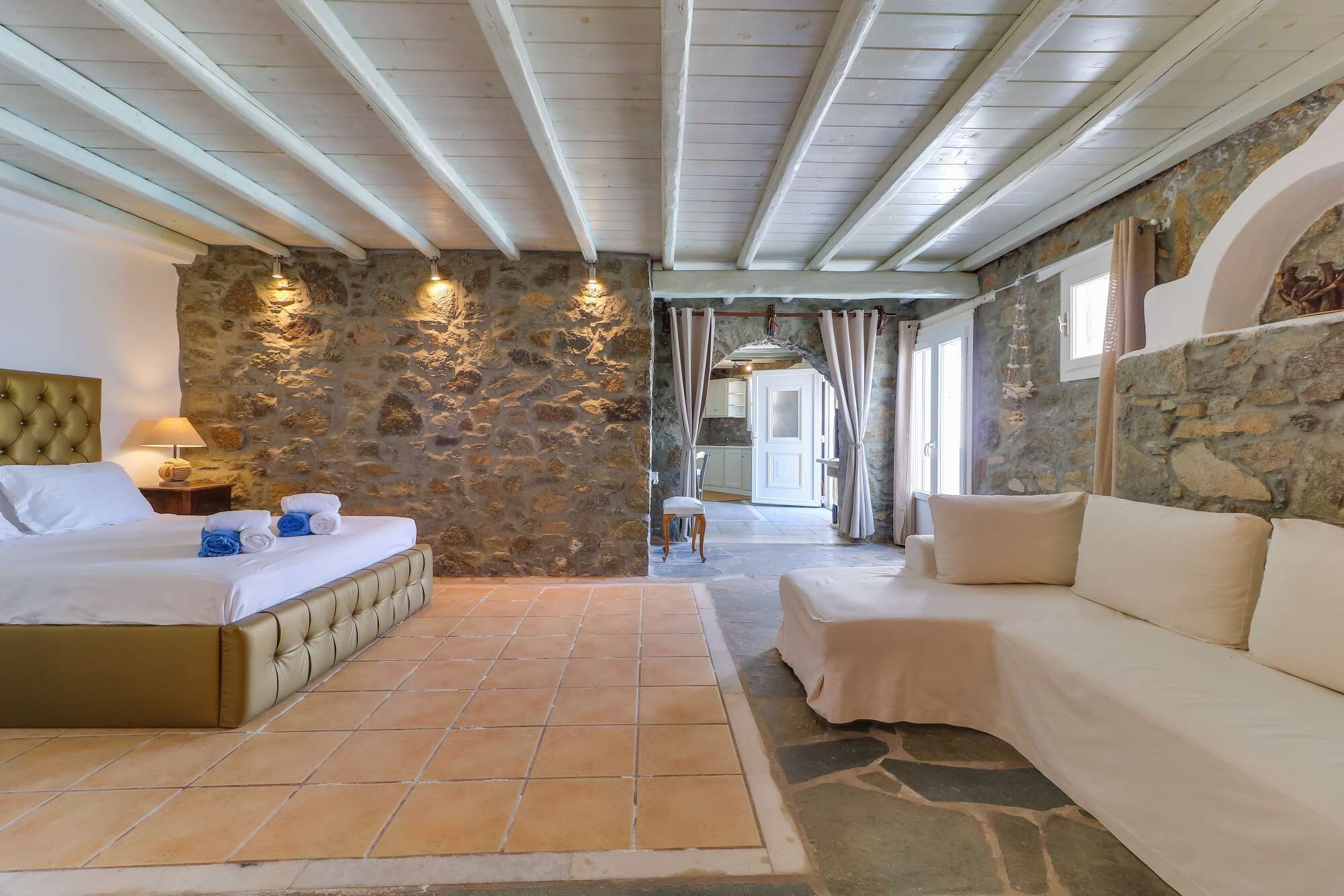 5 bedrooms, iron/ironing board, WiFi, bed sheets