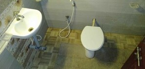 Dusche, kostenlose Toilettenartikel, Handtücher