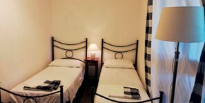 5 bedrooms, iron/ironing board, free WiFi, bed sheets - LAGO  di BOLSENA , CIVITA  Bagnoregio---  Park  Oaks, top hill, constant breeze. (Civita di Bagnoregio)