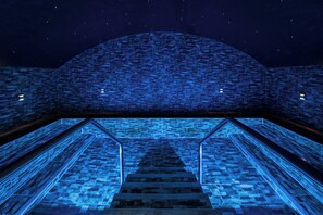 Piscine couverte, 3 piscines extérieures, parasols de plage