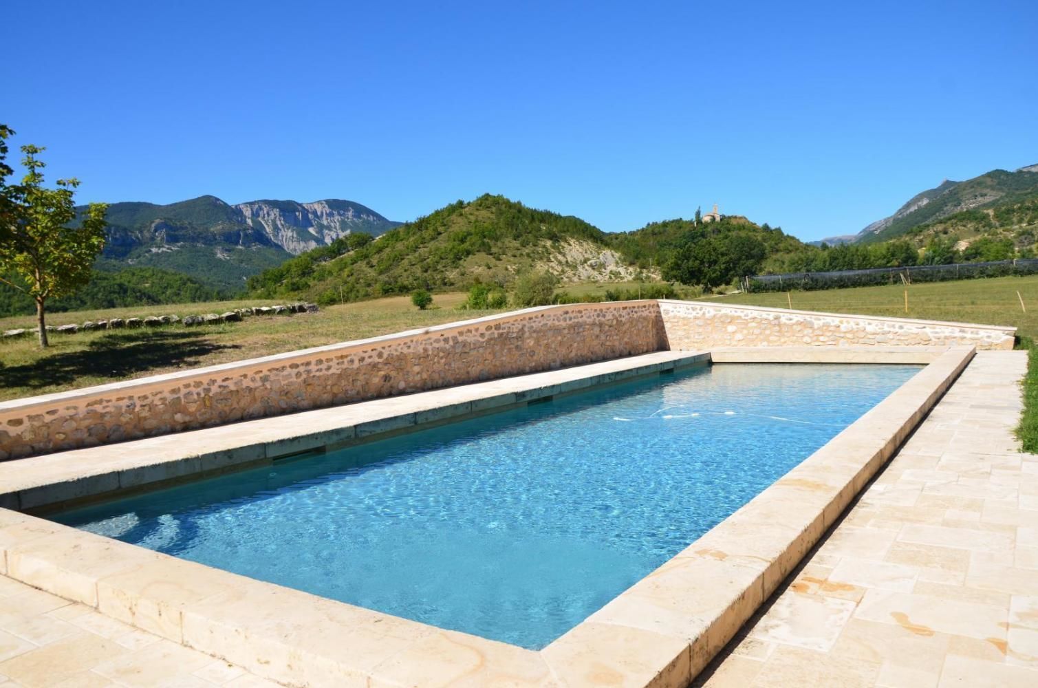 季節性室外泳池；躺椅