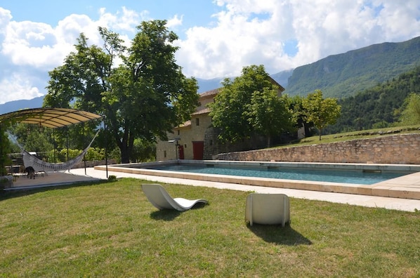 Piscine extérieure (ouverte en saison), chaises longues