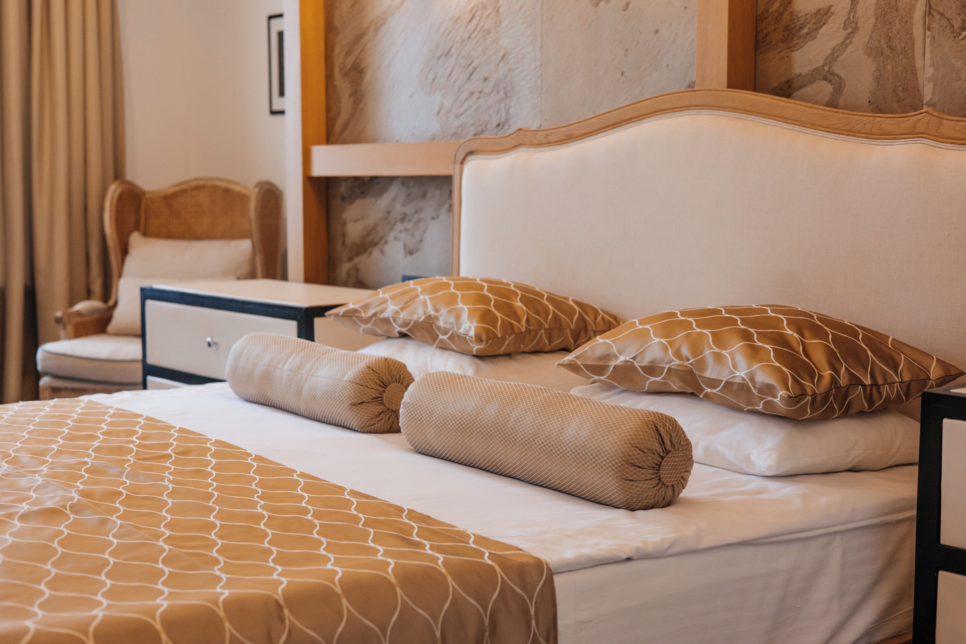 2 bedrooms, premium bedding, minibar, desk