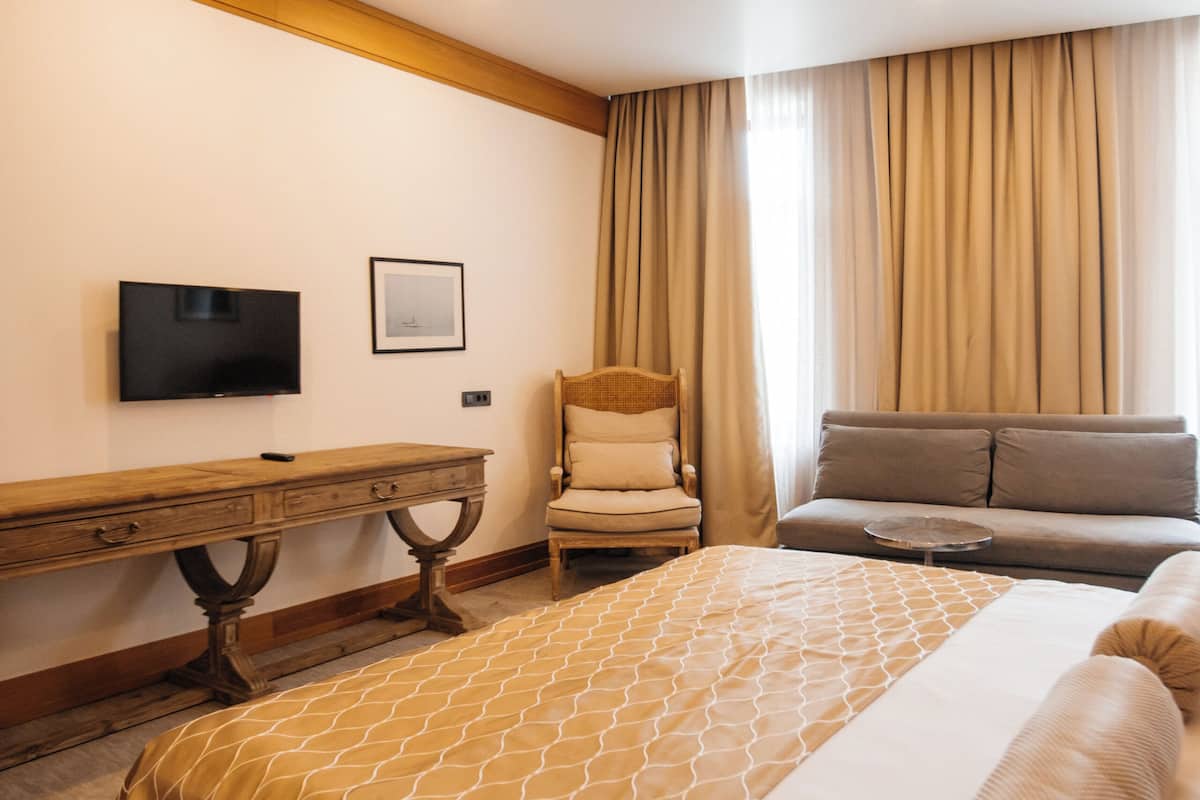 2 habitaciones, ropa de cama de alta calidad, minibar y escritorio