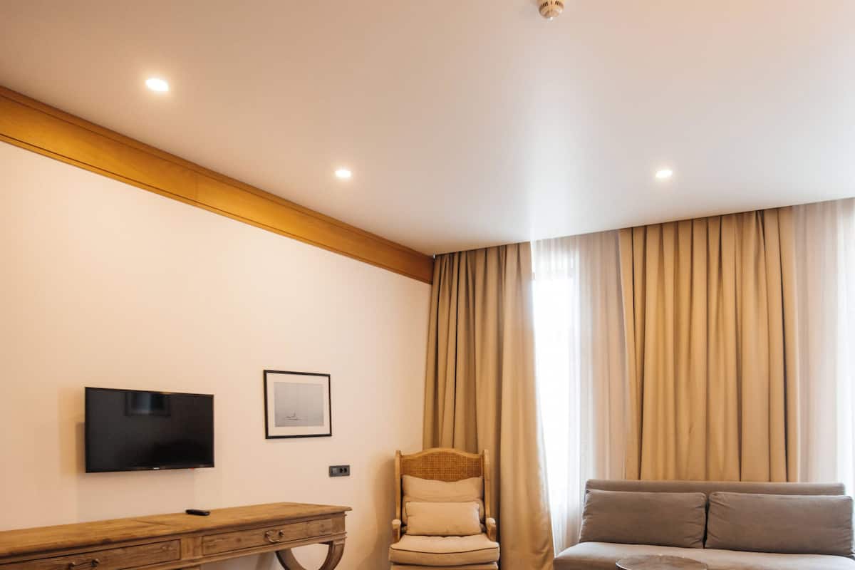 2 chambres, literie de qualité supérieure, minibar, bureau