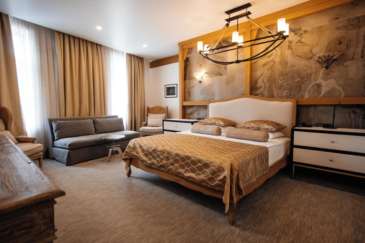 Premium bedding, minibar, desk, soundproofing