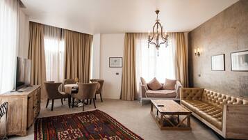 Presidential Suite | Living area | TV