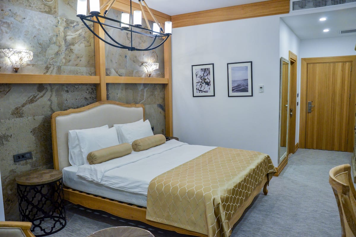 Premium bedding, minibar, desk, soundproofing