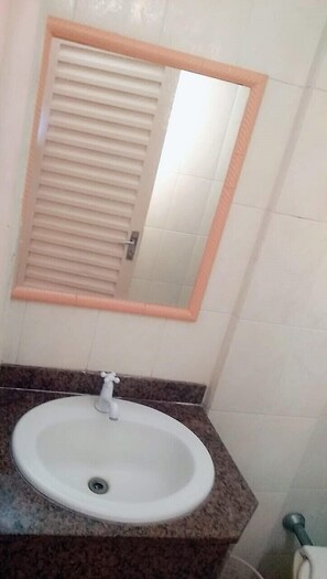 Habitación | Baño | Regadera, toallas, jabón, papel de baño 