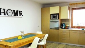 Grand Apartment, Balcony, Garden View (Elena) | In-room dining - Elena Haus (Cluj-Napoca)