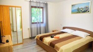 Grand Apartment, Balcony, Garden View (Elena) | Iron/ironing board (on request), WiFi (free), bed sheets - Elena Haus (Cluj-Napoca)